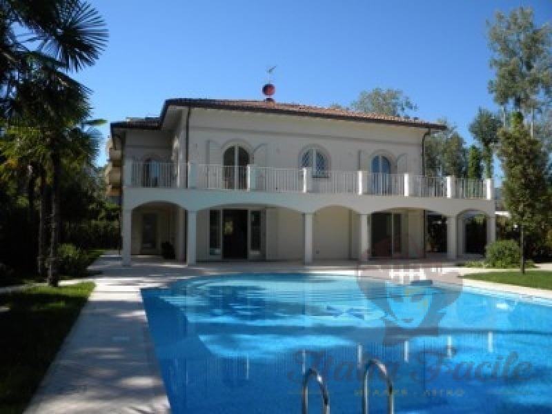For sale a new villa in Forte dei Marmi